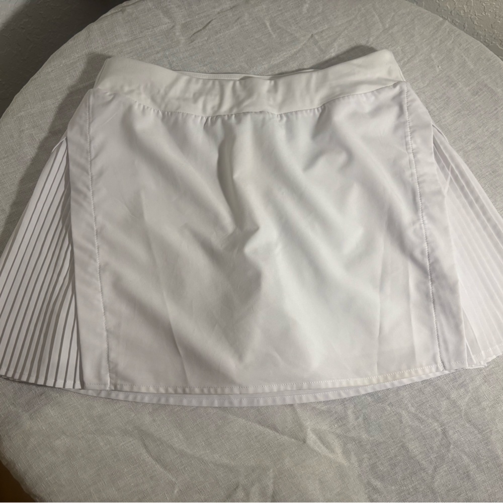 Mondetta White Athletic Skirt with Pleated side size medium excellent condition